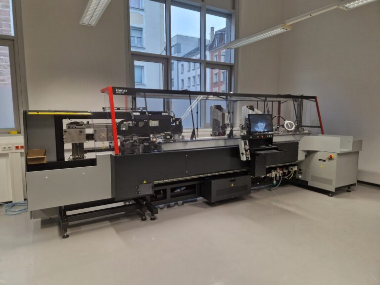 01.01.2025: Neue Kabelbaum-Produktionsmaschine Komax Omega 750 im Einsatz