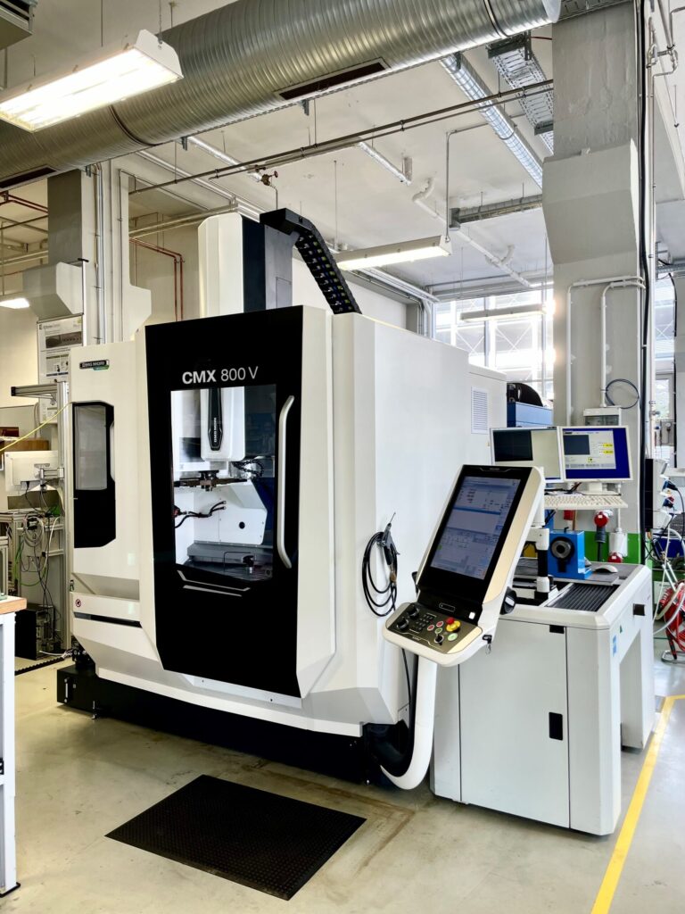 26.09.2023: Neue 4-Achs-Fräse DMG MORI CMX 800V in Betrieb genommen