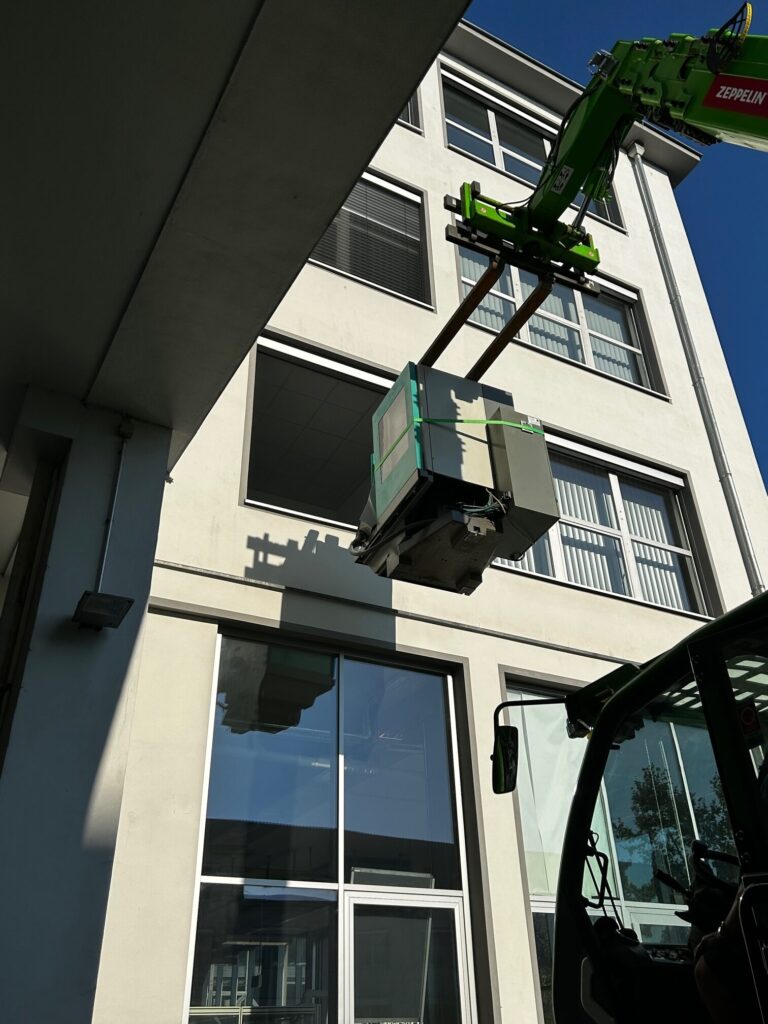 15.09.2023: Umzug der DMU 35 auf AEG