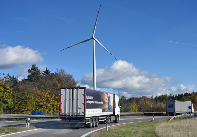 30.10.2025: Start der Testphase der Strecke für kabelloses Laden von Elektrofahrzeugen in den FAU News und Fernsehbeiträgen