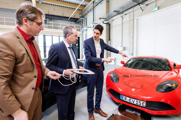 17.04.2025: Forschungszentrum E|Road-Center zum induktiven Laden von Elektrofahrzeugen in Medienberichten erwähnt