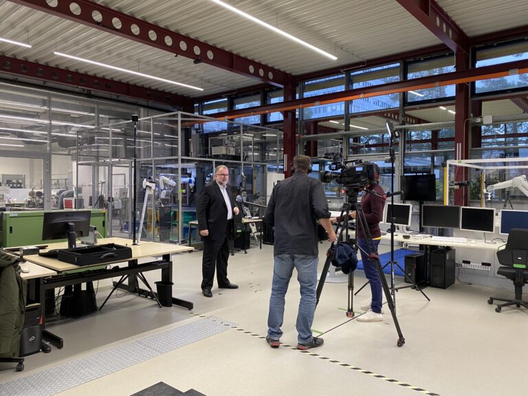 03.11.2021: Die FAPS Laborhalle als Kulisse für die ARD Tagesthemen