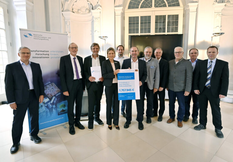 21.07.2025: Das StMWi, die FAU und BR24 sowie weitere Medien berichten über die Forschung und die Übergabe des Förderbescheids für „FORnanoSatellites”.